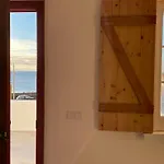 Agua E Sal - Seafront House, With Garden And Independent Suite. Holiday home Ribeira Quente