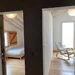 Agua E Sal - Seafront House, With Garden And Independent Suite. Holiday home Ribeira Quente