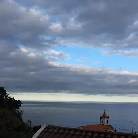 Agua E Sal - Seafront House, With Garden And Independent Suite. Holiday home Ribeira Quente