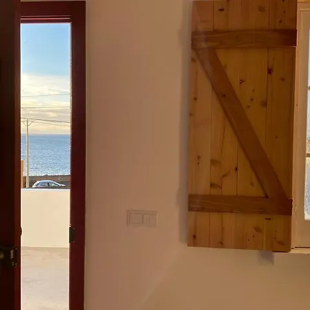 Agua E Sal - Seafront House, With Garden And Independent Suite. Ferienhaus Ribeira Quente
