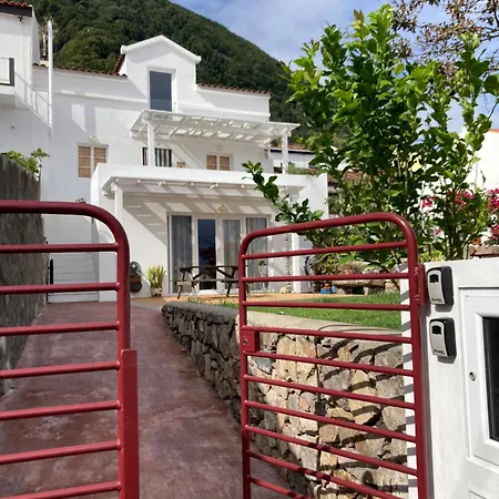 Agua E Sal - Seafront House, With Garden And Independent Suite. Holiday home Ribeira Quente