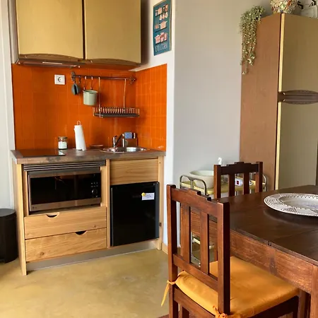 Agua E Sal - Seafront House, With Garden And Independent Suite. Ferienhaus Ribeira Quente