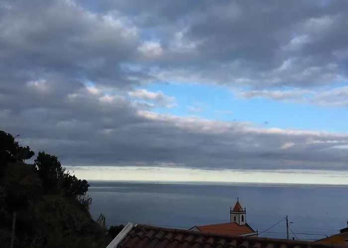 Agua E Sal - Seafront House, With Garden And Independent Suite. Hébergement de vacances Ribeira Quente