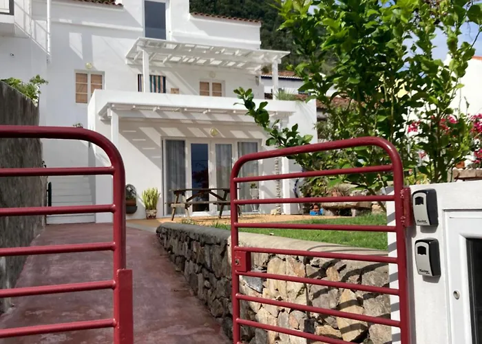 Agua E Sal - Seafront House, With Garden And Independent Suite. Hébergement de vacances Ribeira Quente