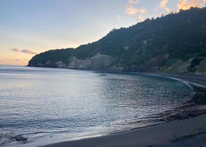 Agua E Sal - Seafront House, With Garden And Independent Suite. Hébergement de vacances Ribeira Quente