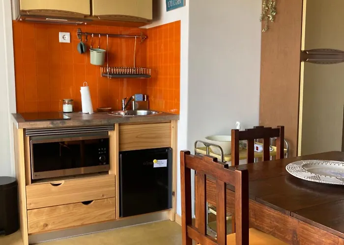 Agua E Sal - Seafront House, With Garden And Independent Suite. Hébergement de vacances Ribeira Quente